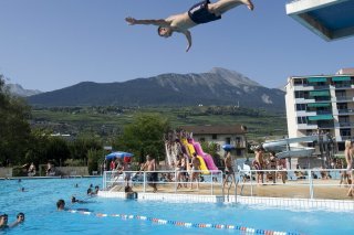 Les piscines en plein air de Sion doivent fermer après l'incendie à Vétroz (archives).